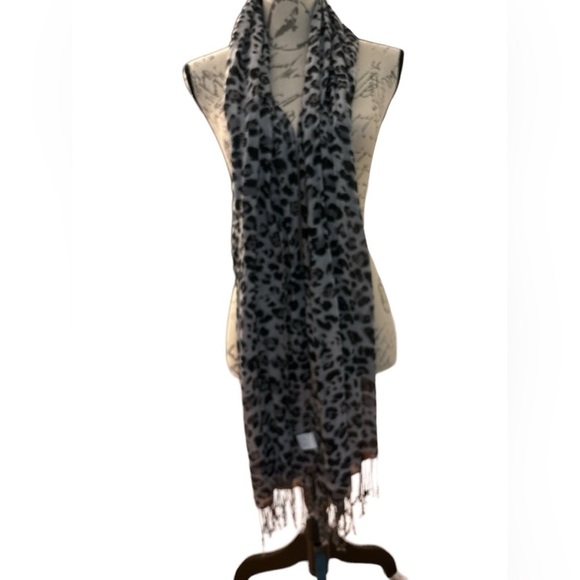 Scarf, animal print, gray, black, muted purple. Very long with fringe. Viscose - Picture 3 of 4